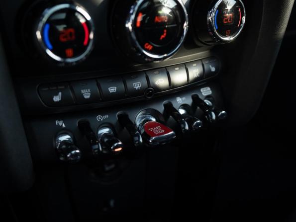 Mini Hatch III (F55/F56) Рестайлинг с пробегом 2018 года, цена 2 679 700 рублей, 110000 км, хэтчбек, Автокод Объявления