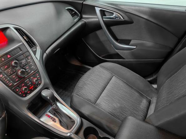 Opel Astra J Рестайлинг с пробегом 2014 года, цена 1 100 000 рублей, 198000 км, седан, Автокод Объявления
