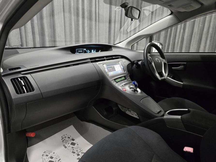 Toyota Prius III Рестайлинг (XW30) Красноярск  - изображение 15