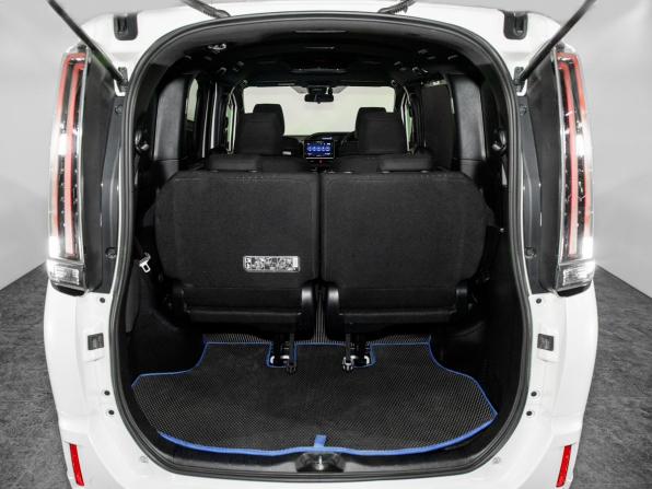 Toyota Noah III (R80) Рестайлинг с пробегом 2018 года, цена 2 500 000 рублей, 130300 км, минивэн, Автокод Объявления