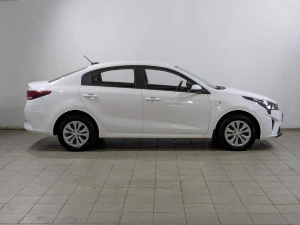 Kia Rio IV Рестайлинг с пробегом 2021 года, цена 1 725 000 рублей, 35810 км, седан, Автокод Объявления