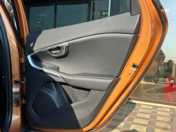 Volvo V40 Cross Country I с пробегом 2013 года, цена 1 150 000 рублей, 129417 км, хэтчбек, Автокод Объявления