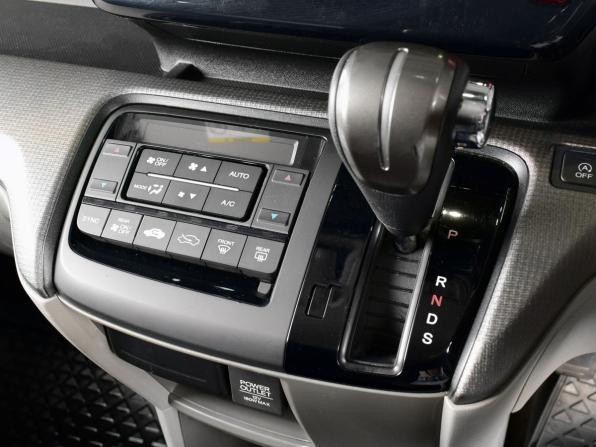Honda Stepwgn V с пробегом 2017 года, цена 1 655 999 рублей, 202012 км, минивэн, Автокод Объявления