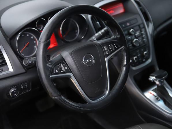 Opel Astra J Рестайлинг с пробегом 2013 года, цена 650 000 рублей, 236954 км, седан, Автокод Объявления