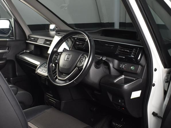 Honda Stepwgn V Рестайлинг с пробегом 2017 года, цена 2 275 995 рублей, 121736 км, минивэн, Автокод Объявления