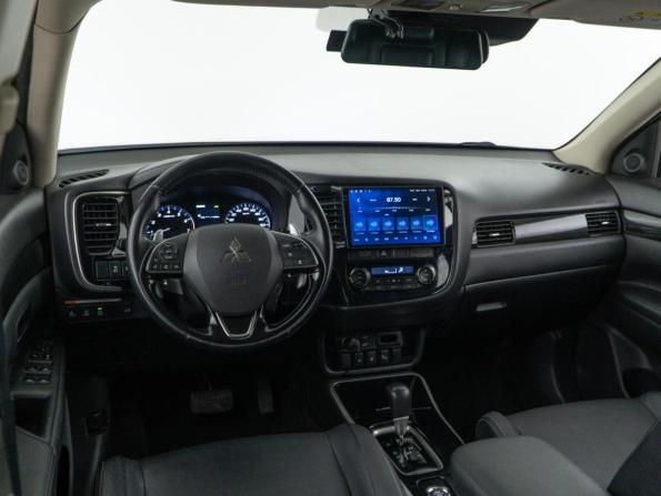 Mitsubishi Outlander III Рестайлинг 2 с пробегом 2017 года, цена 2 299 050 рублей, 243640 км, внедорожник, Автокод Объявления