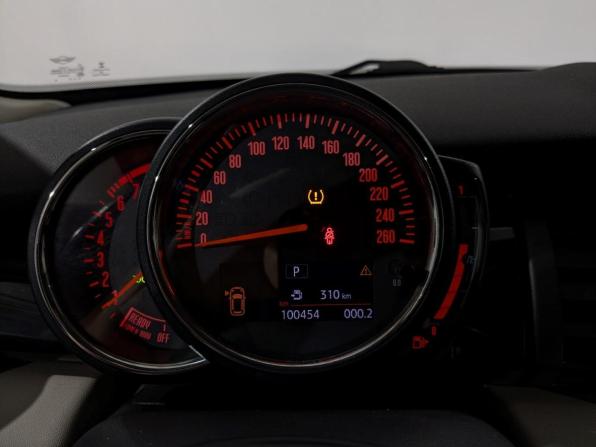 Mini Hatch III (F55/F56) Рестайлинг с пробегом 2018 года, цена 1 695 000 рублей, 100450 км, хэтчбек, Автокод Объявления