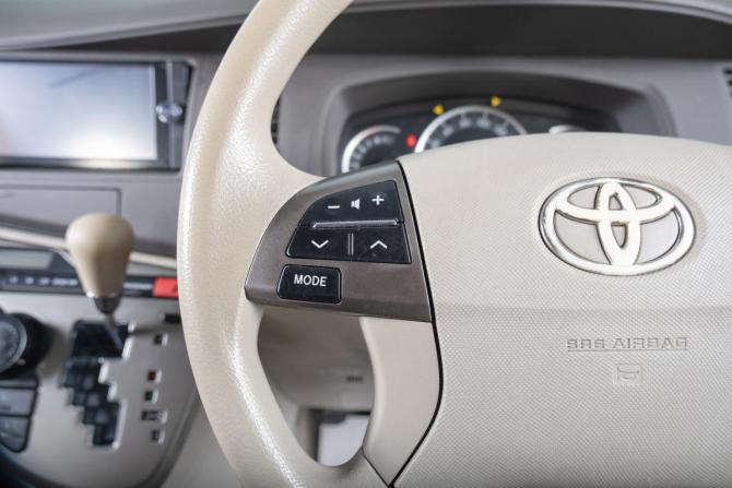 Toyota ISis I Рестайлинг с пробегом 2009 года, цена 1 229 000 рублей, 135000 км, компактвэн, Автокод Объявления