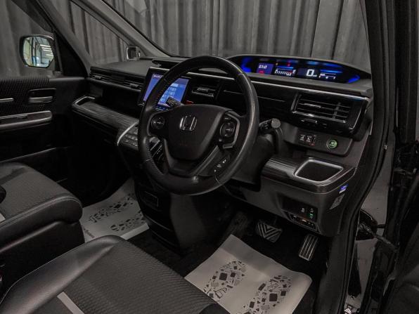 Honda Stepwgn V с пробегом 2016 года, цена 1 989 000 рублей, 105000 км, минивэн, Автокод Объявления