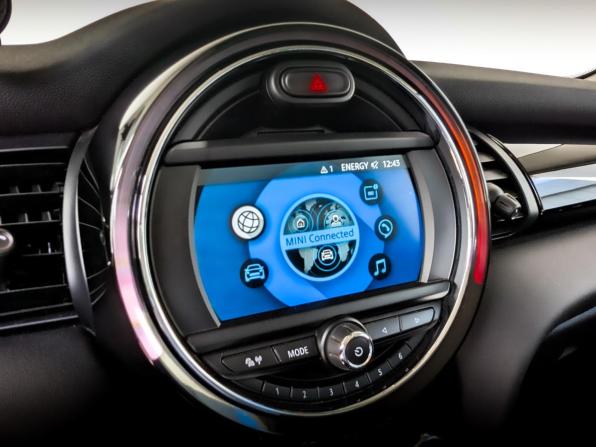 Mini Hatch III (F55/F56) Рестайлинг с пробегом 2018 года, цена 1 800 000 рублей, 73652 км, хэтчбек, Автокод Объявления