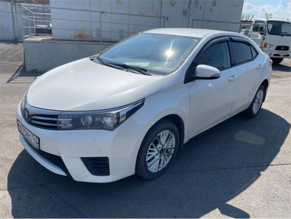 Toyota Corolla 2013 года белая