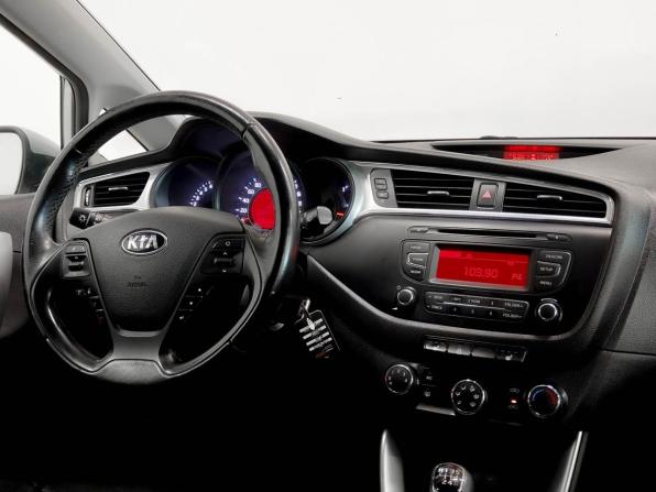 Kia Ceed II Рестайлинг с пробегом 2017 года, цена 953 800 рублей, 201935 км, хэтчбек, Автокод Объявления