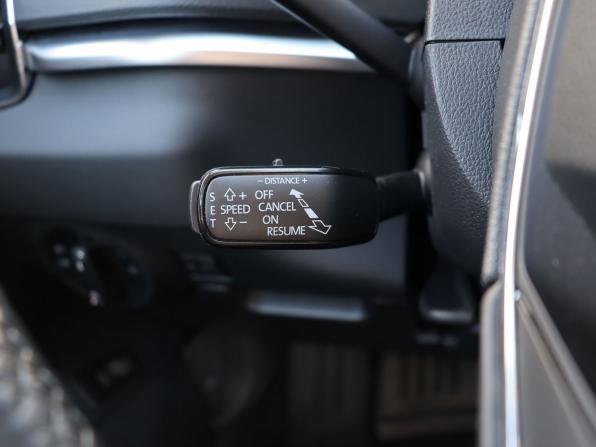 Skoda Karoq I Рестайлинг с пробегом 2024 года, цена 2 780 000 рублей, 3689 км, внедорожник, Автокод Объявления