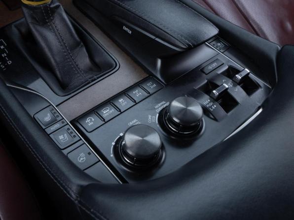 Lexus LX III Рестайлинг 2 с пробегом 2016 года, цена 6 500 000 рублей, 246251 км, внедорожник, Автокод Объявления