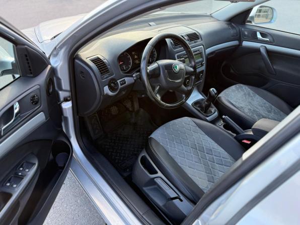 Skoda Octavia II (A5) Рестайлинг с пробегом 2012 года, цена 850 000 рублей, 140211 км, лифтбек, Автокод Объявления