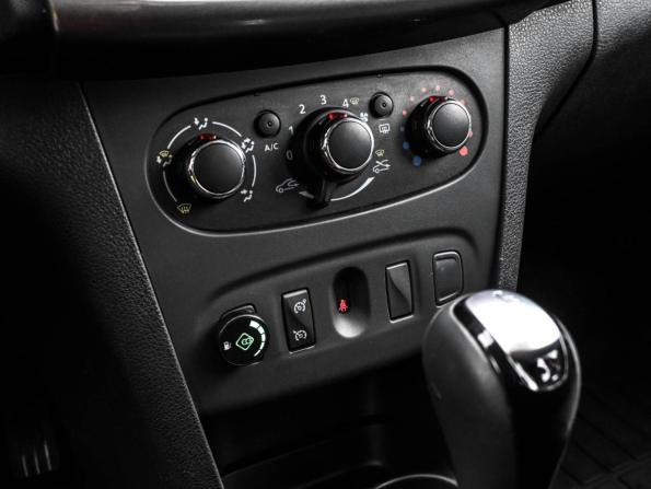 Renault Sandero II с пробегом 2015 года, цена 889 000 рублей, 24455 км, хэтчбек, Автокод Объявления