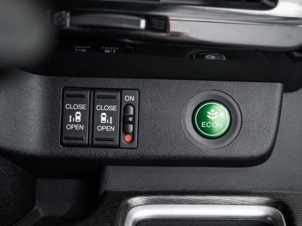 Honda Stepwgn V Рестайлинг с пробегом 2018 года, цена 2 290 000 рублей, 71529 км, минивэн, Автокод Объявления