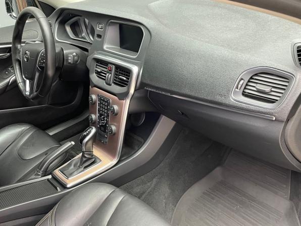 Volvo V40 Cross Country I Рестайлинг с пробегом 2017 года, цена 1 650 000 рублей, 126496 км, хэтчбек, Автокод Объявления