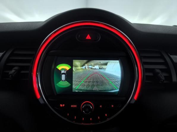 Mini Hatch III (F55/F56) Рестайлинг с пробегом 2020 года, цена 3 177 700 рублей, 68241 км, хэтчбек, Автокод Объявления