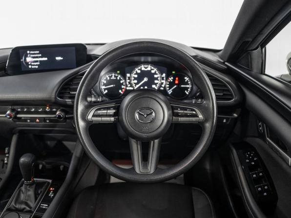 Mazda 3 IV (BP) с пробегом 2021 года, цена 1 630 000 рублей, 83126 км, хэтчбек, Автокод Объявления