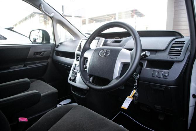 Toyota Voxy II (R70) с пробегом 2010 года, цена 1 398 000 рублей, 117000 км, минивэн, Автокод Объявления