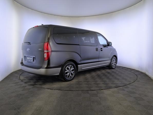 Hyundai H-1 II Рестайлинг 2 с пробегом 2018 года, цена 3 030 000 рублей, 97930 км, минивэн, Автокод Объявления