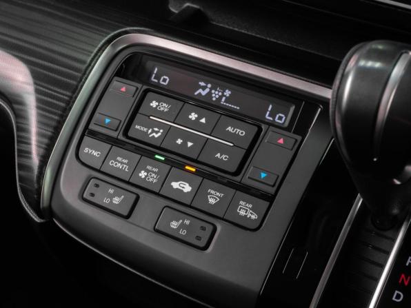 Honda Stepwgn V с пробегом 2017 года, цена 1 779 000 рублей, 172072 км, минивэн, Автокод Объявления