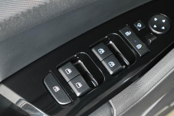 Kia Sportage V с пробегом 2023 года, цена 3 299 000 рублей, 118000 км, внедорожник, Автокод Объявления