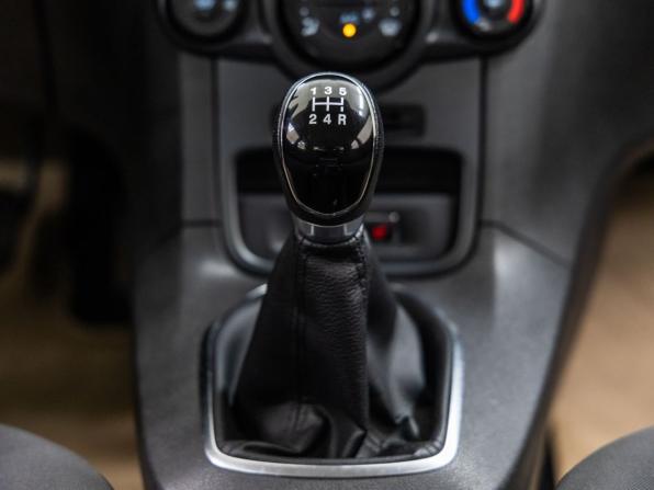 Ford Fiesta Mk6 Рестайлинг с пробегом 2015 года, цена 1 034 000 рублей, 46810 км, седан, Автокод Объявления