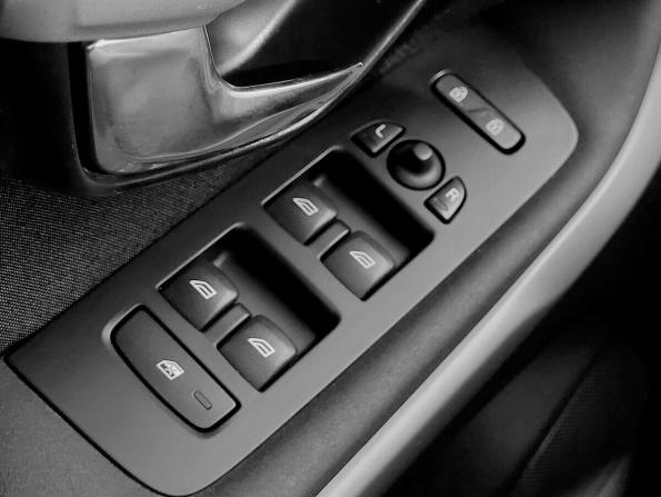Volvo V40 Cross Country I Рестайлинг с пробегом 2017 года, цена 1 570 000 рублей, 185862 км, хэтчбек, Автокод Объявления