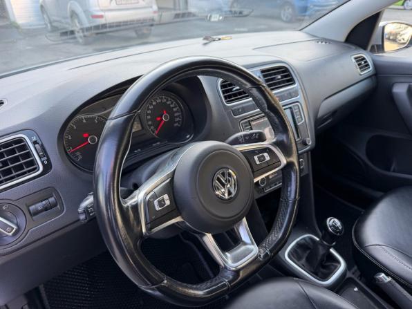 Volkswagen Polo V Рестайлинг с пробегом 2018 года, цена 1 299 000 рублей, 61820 км, седан, Автокод Объявления