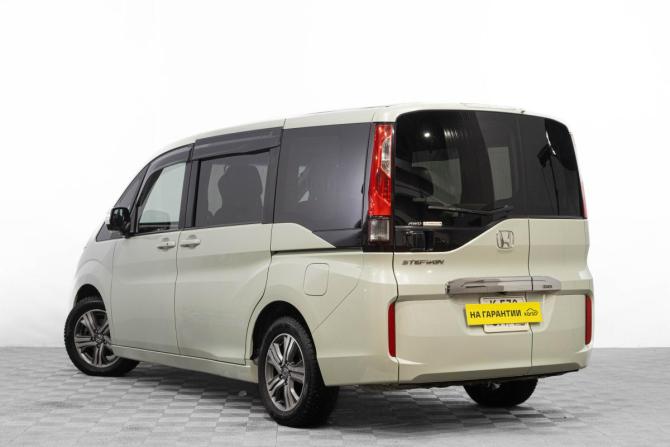 Honda Stepwgn V с пробегом 2015 года, цена 1 799 000 рублей, 139000 км, минивэн, Автокод Объявления