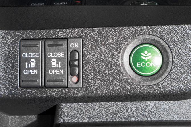Honda Stepwgn V с пробегом 2015 года, цена 1 749 000 рублей, 162000 км, минивэн, Автокод Объявления