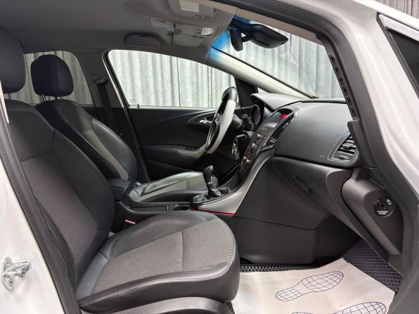 Opel Astra J с пробегом 2011 года, цена 599 000 рублей, 195596 км, хэтчбек, Автокод Объявления