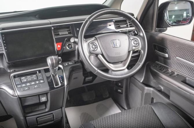 Honda Stepwgn V с пробегом 2016 года, цена 1 999 000 рублей, 108000 км, минивэн, Автокод Объявления