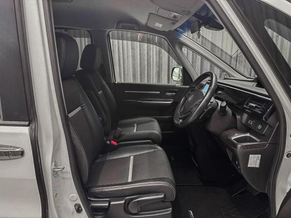 Honda Stepwgn V с пробегом 2016 года, цена 1 770 000 рублей, 128000 км, минивэн, Автокод Объявления