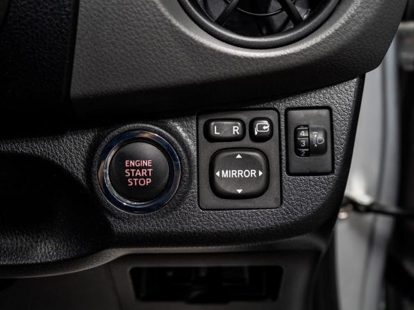 Toyota Vitz III (XP130) Рестайлинг с пробегом 2016 года, цена 900 000 рублей, 26500 км, хэтчбек, Автокод Объявления