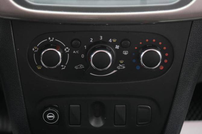 Renault Logan II Рестайлинг с пробегом 2021 года, цена 749 000 рублей, 268000 км, седан, Автокод Объявления