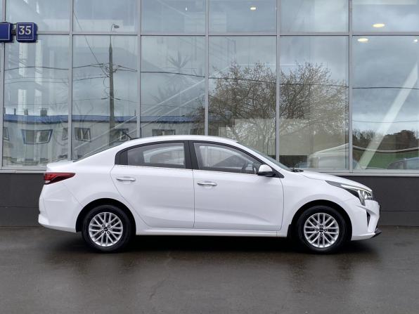 Kia Rio IV Рестайлинг с пробегом 2022 года, цена 1 599 000 рублей, 80500 км, седан, Автокод Объявления