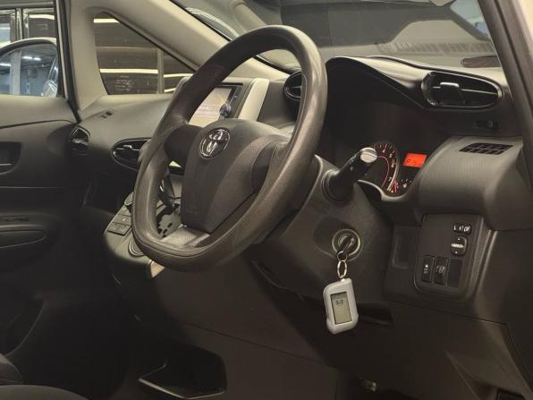 Toyota Wish II Рестайлинг с пробегом 2013 года, цена 1 668 000 рублей, 97400 км, минивэн, Автокод Объявления