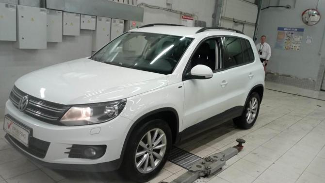 Volkswagen Tiguan I Рестайлинг с пробегом 2015 года, цена 875 000 рублей, 304649 км, внедорожник, Автокод Объявления