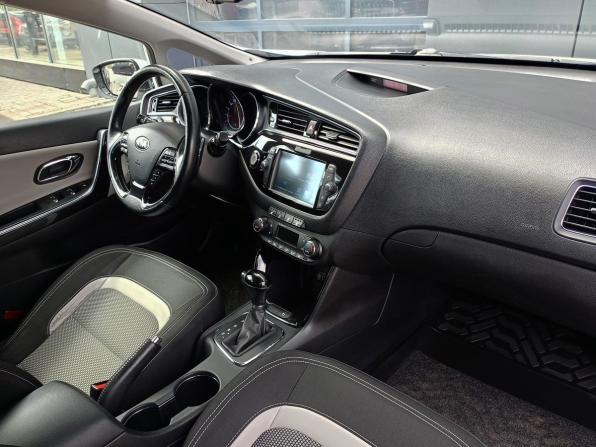 Kia Ceed II Рестайлинг с пробегом 2017 года, цена 1 398 000 рублей, 105639 км, хэтчбек, Автокод Объявления