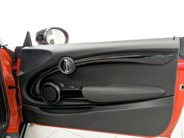 Mini Hatch III (F55/F56) Рестайлинг с пробегом 2021 года, цена 2 990 000 рублей, 11637 км, хэтчбек, Автокод Объявления