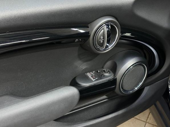 Mini Hatch III (F55/F56) Рестайлинг с пробегом 2020 года, цена 2 120 000 рублей, 85157 км, хэтчбек, Автокод Объявления