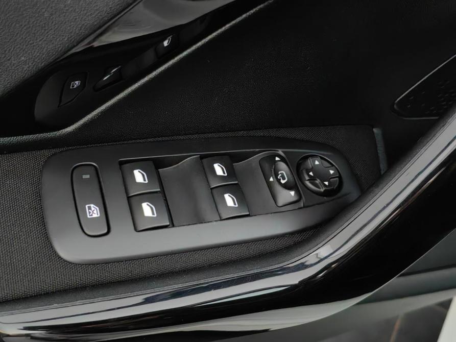 Peugeot 208 I Москва  - изображение 20