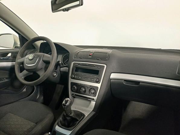 Skoda Octavia II (A5) Рестайлинг с пробегом 2013 года, цена 831 000 рублей, 185000 км, лифтбек, Автокод Объявления