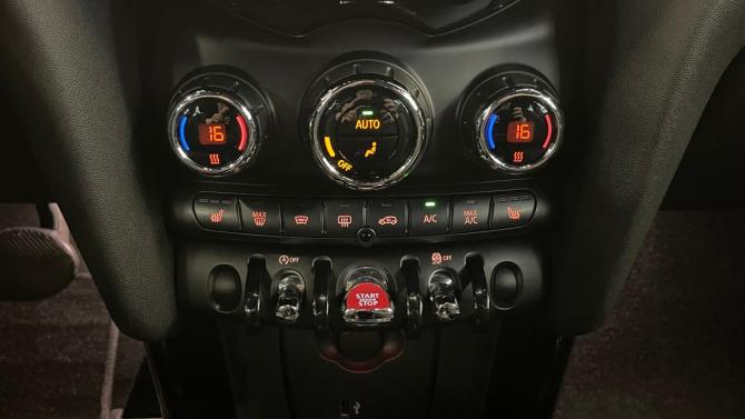 Mini Hatch III (F55/F56) Рестайлинг с пробегом 2019 года, цена 1 499 900 рублей, 151446 км, хэтчбек, Автокод Объявления