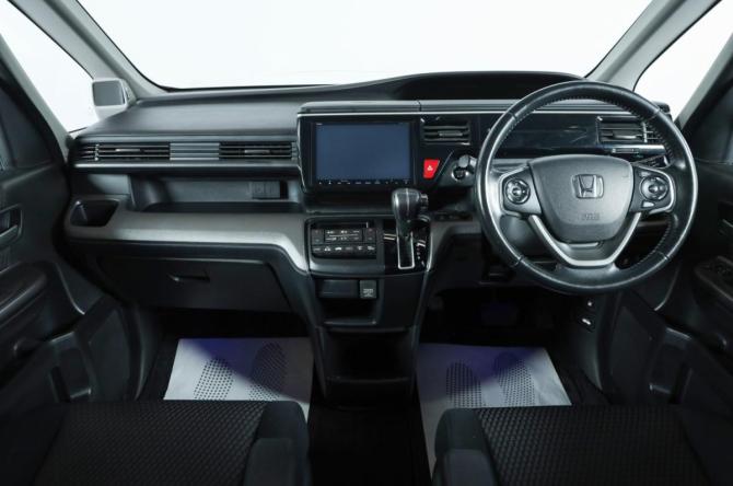Honda Stepwgn V с пробегом 2015 года, цена 1 699 000 рублей, 130000 км, минивэн, Автокод Объявления