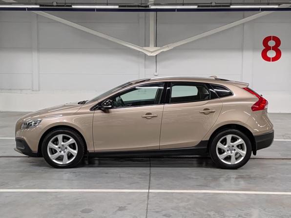 Volvo V40 Cross Country I с пробегом 2014 года, цена 1 349 000 рублей, 72554 км, хэтчбек, Автокод Объявления
