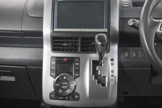 Toyota Voxy II (R70) Рестайлинг с пробегом 2012 года, цена 599 000 рублей, 149828 км, минивэн, Автокод Объявления